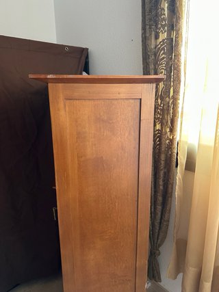 Armario de madera con puerta de cristal