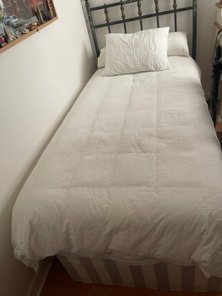 Se vende canapé y colchón de latex  y muelles.