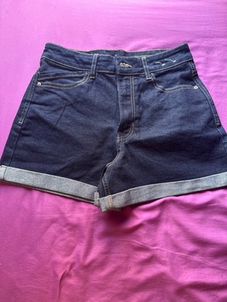 Una camisa de mujer en jin y un pantalón corto en