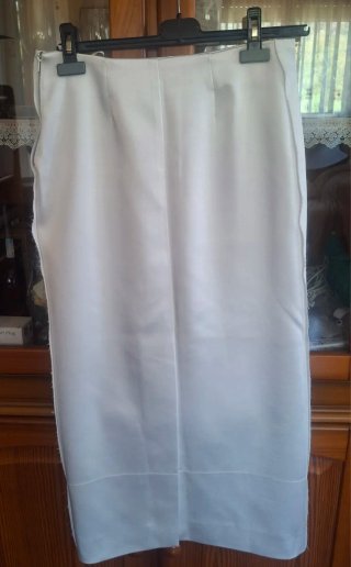Falda blanca elegante, ideal para cualquier evento