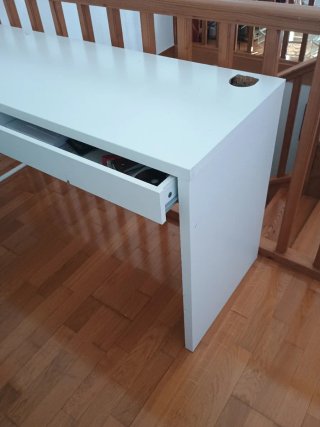 Mesa de escritorio con 2 cajones