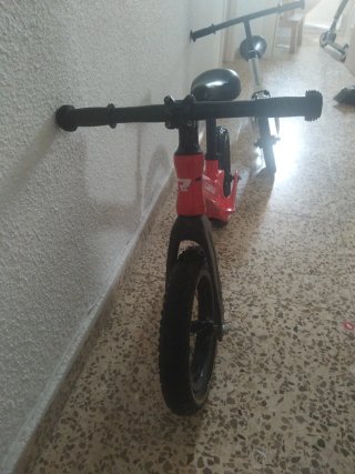 Bicicleta de equilibrio roja 2-5 años