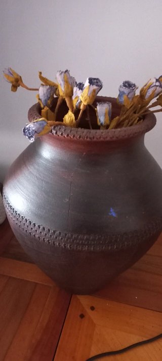 Jarrón de cerámica marrón con fllres. Con.soporte