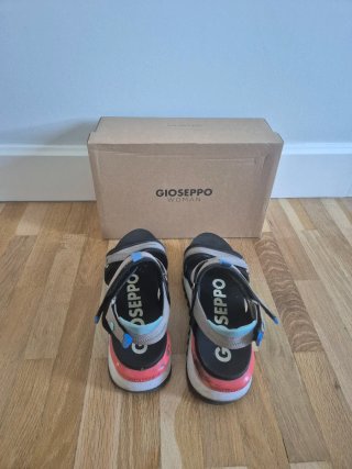 Sandalia deportiva de la marca Gioseppo