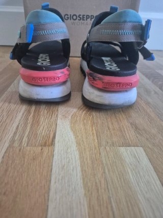 Sandalia deportiva de la marca Gioseppo