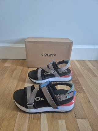 Sandalia deportiva de la marca Gioseppo
