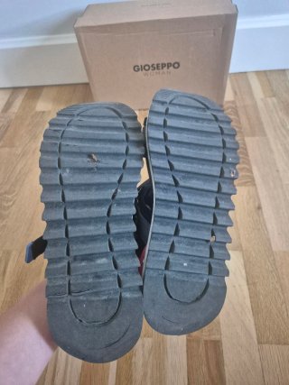 Sandalia deportiva de la marca Gioseppo