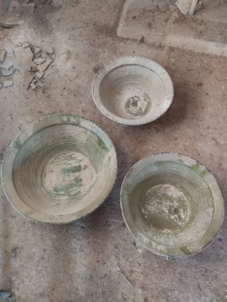 Tres tinajas pequeñas de varios tamaños de matacer