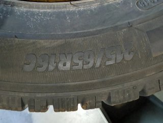 Neumático Michelin y Uniroyal 215/65 R16C 106T