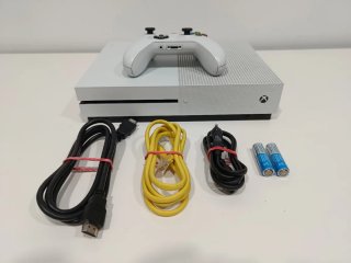 XBOX ONE S + MANDO Y ACCESORIOS