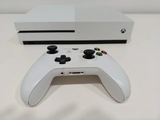 XBOX ONE S + MANDO Y ACCESORIOS