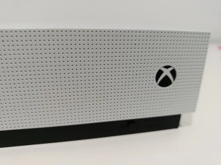 XBOX ONE S + MANDO Y ACCESORIOS