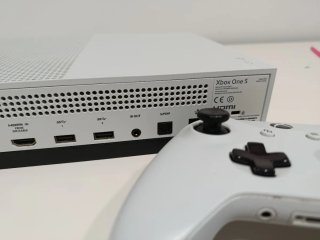 XBOX ONE S + MANDO Y ACCESORIOS
