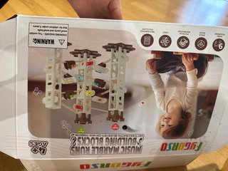 Juego de construcción de pistas con música