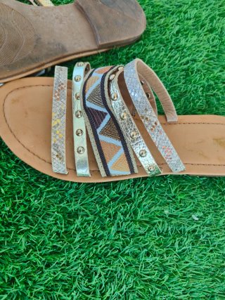 Sandalias mujer verano doradas y multicolor