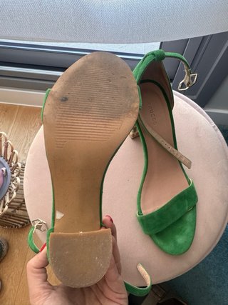 Sandalias de piel verde. Súper estilosas