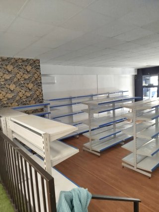 Estanterías y góndolas metálicas tienda
