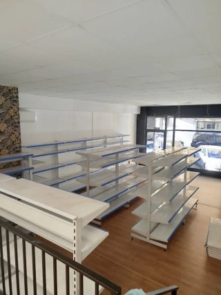 Estanterías y góndolas metálicas tienda