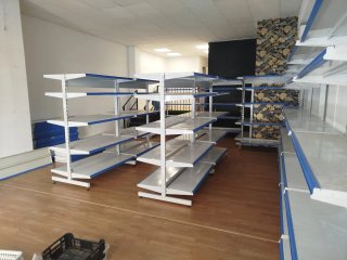 Estanterías y góndolas metálicas tienda