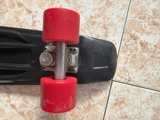 Monopatín Negro con Rojo