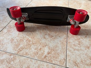 Monopatín Negro con Rojo