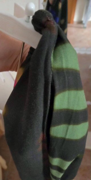 Pantalones negros con estampado multicolor