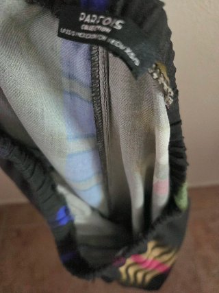 Pantalones negros con estampado multicolor
