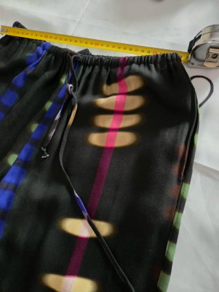Pantalones negros con estampado multicolor