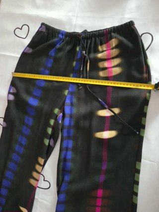 Pantalones negros con estampado multicolor