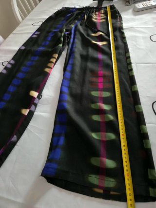 Pantalones negros con estampado multicolor