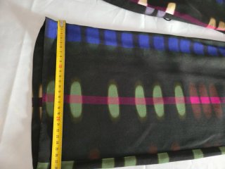 Pantalones negros con estampado multicolor