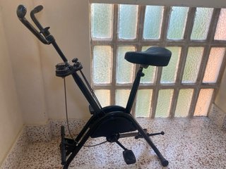 Bicicleta estática antigua – robusta y funcionando