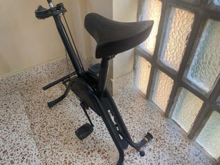 Bicicleta estática antigua – robusta y funcionando