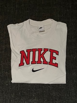 Camiseta Nike blanca estilo universitaria