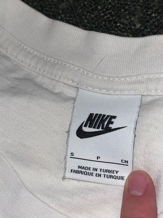 Camiseta Nike blanca estilo universitaria