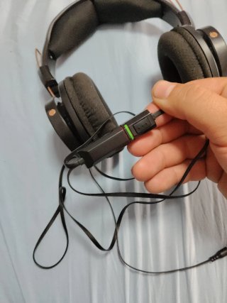 Cascos negros con cable