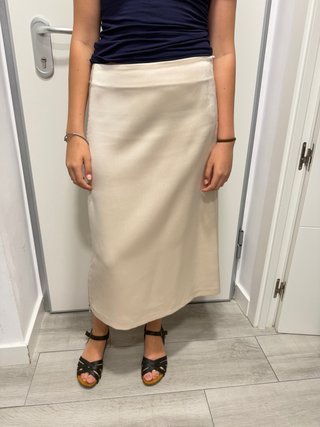 Falda satinada beige