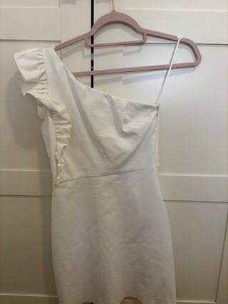 Vestido blanco con volante