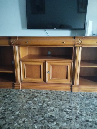 Mueble de madera con cajones y estantes