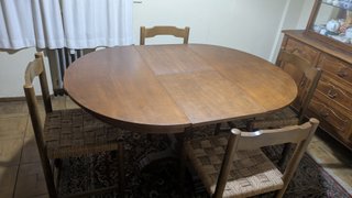 Mesa de comedor y sillas a juego