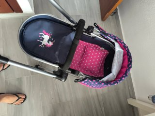 Carrito de muñecas con unicornio