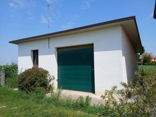 2 abitazioni piu' magazzino su 4000 mq.