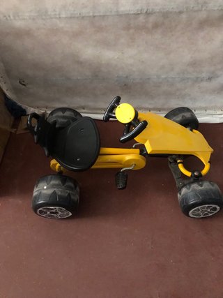 Coche de pedales amarillo
