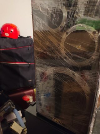 Equipo aiwa con muble y altavoces.