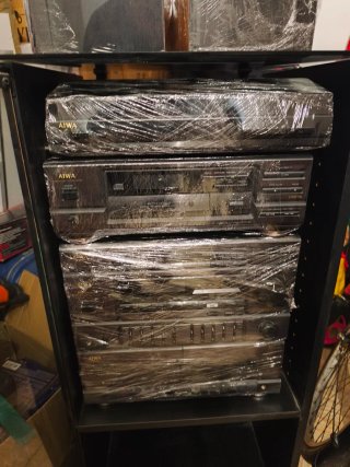Equipo aiwa con muble y altavoces.