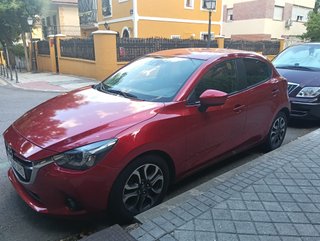 Mazda 2 2015 Rojo en perfecto estado