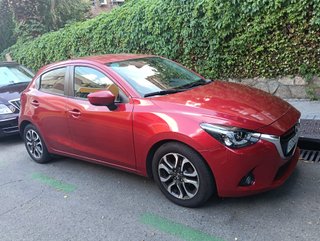 Mazda 2 2015 Rojo en perfecto estado