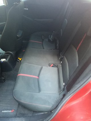 Mazda 2 2015 Rojo en perfecto estado