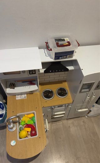 Cocina de madera montada a mano en buen estado
