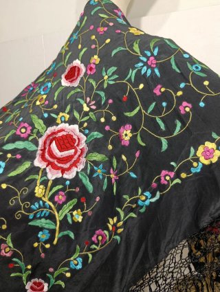 PRECIOSO MANTÓN DE MANILA SEDA BORDADA